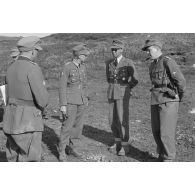 Josef Terboven discute avec un groupe d'officiers dont un général (Generalmajor) un commandant (Major) et un SS-Standartenführer provenant du SS-Oberabschnitt Nordsee.