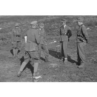 Josef Terboven discute avec un groupe d'officiers dont un général (Generalmajor) un commandant (Major) et un SS-Standartenführer provenant du SS-Oberabschnitt Nordsee.