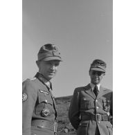 Josef Terboven discute avec un groupe d'officiers dont un général (Generalmajor) un commandant (Major) et un SS-Standartenführer provenant du SS-Oberabschnitt Nordsee.