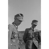 Josef Terboven discute avec un groupe d'officiers dont un général (Generalmajor) un commandant (Major) et un SS-Standartenführer provenant du SS-Oberabschnitt Nordsee.