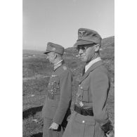 Josef Terboven discute avec un groupe d'officiers dont un général (Generalmajor) un commandant (Major) et un SS-Standartenführer provenant du SS-Oberabschnitt Nordsee.