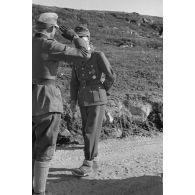 Josef Terboven discute avec un groupe d'officiers dont un général (Generalmajor) un commandant (Major) et un SS-Standartenführer provenant du SS-Oberabschnitt Nordsee.