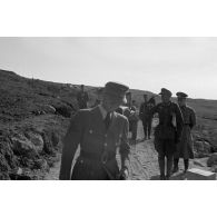 Josef Terboven discute avec un groupe d'officiers dont un général (Generalmajor) un commandant (Major) et un SS-Standartenführer provenant du SS-Oberabschnitt Nordsee.