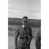 Josef Terboven, commissaire du Reich en Norvège, inspecte les positions d'une unité de chasseurs de montagne (Gebirgsjäger).