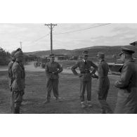 Josef Terboven, commissaire du Reich en Norvège, inspecte les positions d'une unité de chasseurs de montagne (Gebirgsjäger).