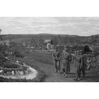 Josef Terboven, commissaire du Reich en Norvège, inspecte les positions d'une unité de chasseurs de montagne (Gebirgsjäger).