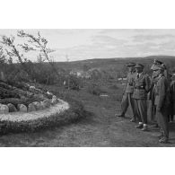 Josef Terboven, commissaire du Reich en Norvège, inspecte les positions d'une unité de chasseurs de montagne (Gebirgsjäger).