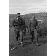 Josef Terboven, commissaire du Reich en Norvège, inspecte les positions d'une unité de chasseurs de montagne (Gebirgsjäger).