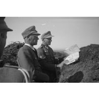 Josef Terboven, commissaire du Reich en Norvège, inspecte les positions d'une unité de chasseurs de montagne (Gebirgsjäger).