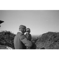 Josef Terboven, commissaire du Reich en Norvège, inspecte les positions d'une unité de chasseurs de montagne (Gebirgsjäger).