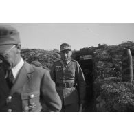 Josef Terboven, commissaire du Reich en Norvège, inspecte les positions d'une unité de chasseurs de montagne (Gebirgsjäger).