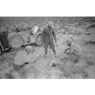 Préparation d'un repas à  l'abri d'une Horch Kfz.15,