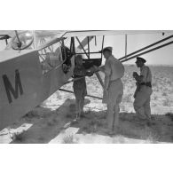 Le général (Generalmajor) Alfred Gause monte à bord d'un avion de liaison Fieseler Fi-156 Storch.