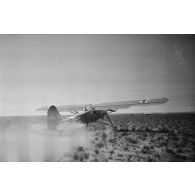 Le général (Generalmajor) Alfred Gause monte à bord d'un avion de liaison Fieseler Fi-156 Storch.