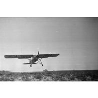 Décollage d'un Fieseler Fi-156 Storch codé NM+ZQ.