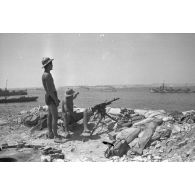 Des soldats italiens dotés d'une mitrailleuse Breda, en charge de la protection du port de Tobrouk.