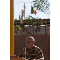 Un aumônier protestant dirige un office en hommage aux victimes de l'accident d'hélicoptères à Gao, au Mali.