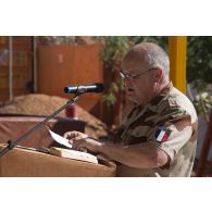 Un aumônier protestant dirige un office en hommage aux victimes de l'accident d'hélicoptères à Gao, au Mali.