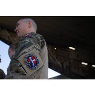 Un pilote d'hélicoptères Merlin EH 101 danois supervise le déchargement de fret de la soute d'un avion-cargo Douglas C-17 à Gao, au Mali.