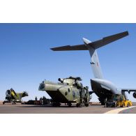 Déchargement d'un hélicoptère danois Merlin EH 101 d'un avion-cargo Douglas C-17 britannique à Gao, au Mali.