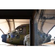 Un hélicoptère danois Merlin EH 101 stationne sous un hangar à Gao, au Mali.