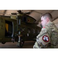 Un pilote danois supervise l'arrivée d'un hélicoptère Merlin EH 101 dans un hangar de la base de Gao, au Mali.