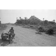 Un side-car de la Luftwaffe, immatriculé WL-SP-0204, dans le secteur dans la ville de Siwa.