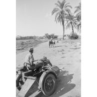 Un side-car de la Luftwaffe, immatriculé WL-SP-0204, dans le secteur dans la ville de Siwa.