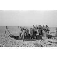 Inspection d'un encuvement pour canon italien de montagne de 65mm modèle 1913.