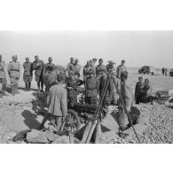 Inspection d'un encuvement pour canon italien de montagne de 65mm modèle 1913.