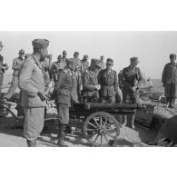 Inspection d'un encuvement pour canon italien de montagne de 65mm modèle 1913.