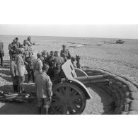 Crüwell et son état-major inspecte une alvéole dotée d'un canon italien de 100/17 modèle de 1914.