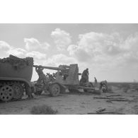 Une batterie de FlaK équipée de canons de 8,8 cm FlaK-18 effectue un tir, s'agit-il d'un exercice ou d'un combat.