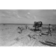 Une batterie de FlaK équipée de canons de 8,8 cm FlaK-18 effectue un tir, s'agit-il d'un exercice ou d'un combat.