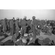 Rassemblement de prisonniers du Commonwealth, certainement issus de l'armée néo-zélandaise.