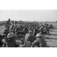 Rassemblement de prisonniers du Commonwealth, certainement issus de l'armée néo-zélandaise.