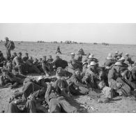 Rassemblement de prisonniers du Commonwealth, certainement issus de l'armée néo-zélandaise.