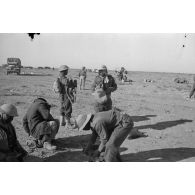 Rassemblement de prisonniers du Commonwealth, certainement issus de l'armée néo-zélandaise.