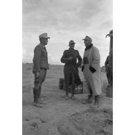 Le capitaine Walter Fromm du I/Flak-Regiment 33 s'entretient avec ses hommes.