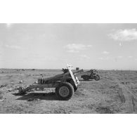 Matériels britanniques abandonnés notamment des canons de 25 Pounder (Ordnance QF 25 pounder).