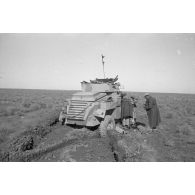 Un véhicule de reconnaissance britannique Humber MkI ou MKII embourbé puis abandonné.