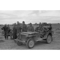 Une jeep Bantam (40 BRC) capturée est utilisée par des artilleurs de la I./FlaK-Regiment 33 du capitaine Walter Fromm.