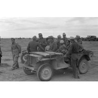 Une jeep Bantam (40 BRC) capturée est utilisée par des artilleurs de la I./FlaK-Regiment 33 du capitaine Walter Fromm.