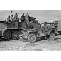 Une jeep Bantam (40 BRC) capturée est utilisée par des artilleurs de la FlaK.