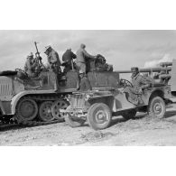 Une jeep Bantam (40 BRC) capturée est utilisée par des artilleurs de la FlaK.