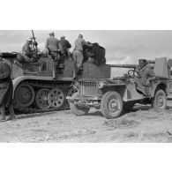 Une jeep Bantam (40 BRC) capturée est utilisée par des artilleurs de la FlaK.