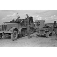 Une jeep Bantam (40 BRC) capturée est utilisée par des artilleurs de la FlaK.