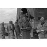 Un groupe de soldats dont des artilleurs viennent récupérer un repas, au centre le photographe Ernst Alexander Zwilling.