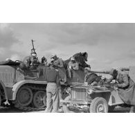 Une jeep Bantam (40 BRC) capturée est utilisée par des artilleurs de la FlaK.