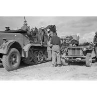 Une jeep Bantam (40 BRC) capturée est utilisée par des artilleurs de la FlaK.